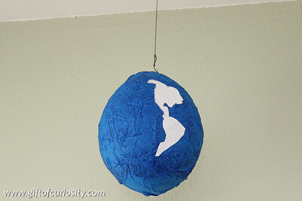 Kids can learn the continents by making a papier mache globe. This tutorial shows you how. What a fun geography lesson for kids! || Gift of Curiosity