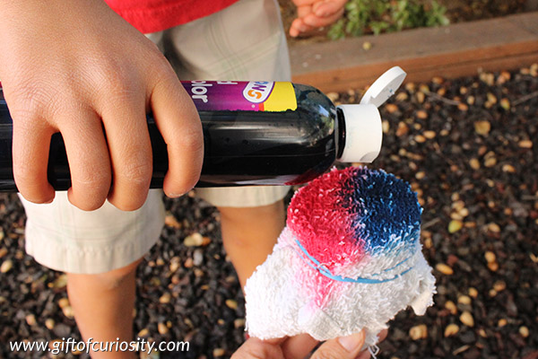 So cool! Learn how to make multi-colored bubble snakes | Bubble activities | Outdoor activities | Summer activities | Summer bubbles | Bubble fun || Gift of Curiosity