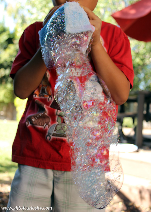 So cool! Learn how to make multi-colored bubble snakes | Bubble activities | Outdoor activities | Summer activities | Summer bubbles | Bubble fun || Gift of Curiosity