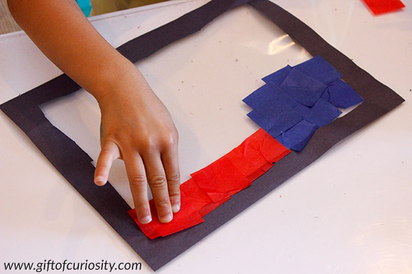 American flag suncatcher craft for kids | Flag craft for 4th of July | American flag craft to celebrate Independence Day || Gift of Curiosity