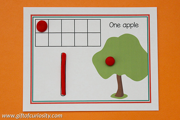 FREE printable Apple Play Dough Mats for creative fall sensory play, fine motor development, and number learning. || Gift of Curiosity