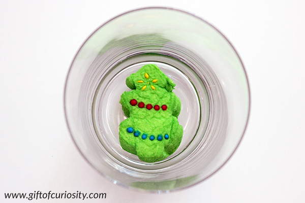Christmas peeps science experiment to learn how peeps dissolve in different liquids. Great ideas for extending the learning in different ways to promote scientific thinking. || Gift of Curiosity