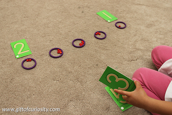 Counting in circles: Preschoolers and kindergarteners learn to match quantities with number symbols in this Montessori-inspired, hands-on math activity. #Montessori #handsonlearning #preschool #kindergarten #math #numbers || Gift of Curiosity