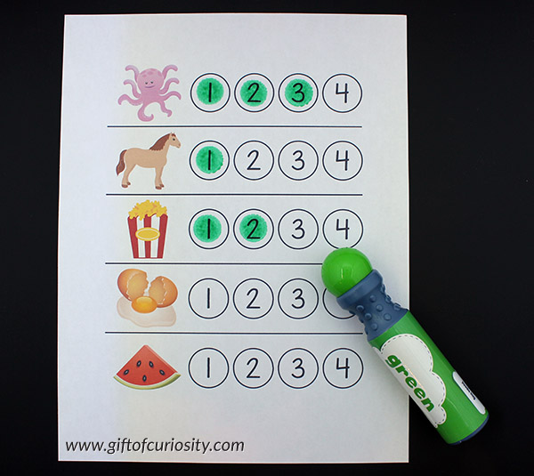 How to teach syllable counting | Knowing how to count syllables is an important pre-reading skills for preschoolers and kindergarten students to master. Learn seven simple and fun strategies for counting syllables and grab my Syllable Counting Activity Pack that is chock full of hands-on games for practicing syllable counting skills. || Gift of Curiosity