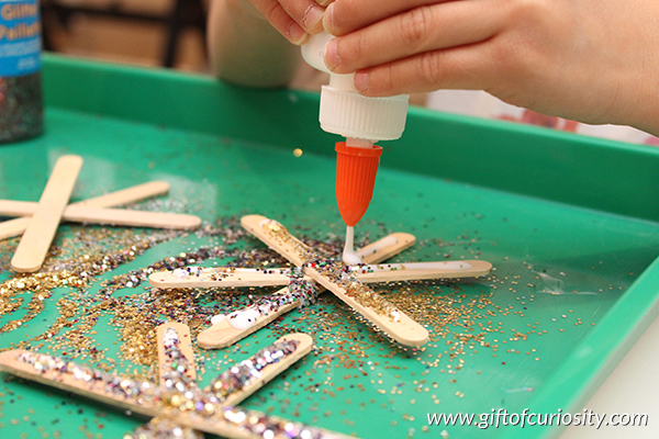 Glitter and craft stick snowflakes - a great winter or Christmas craft || Gift of Curiosity