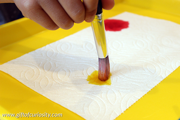 Watercolor painting on paper towels | Use liquid watercolor paints to make beautiful artwork on paper towels | #artsandcrafts #giftofcuriosity || Gift of Curiosity