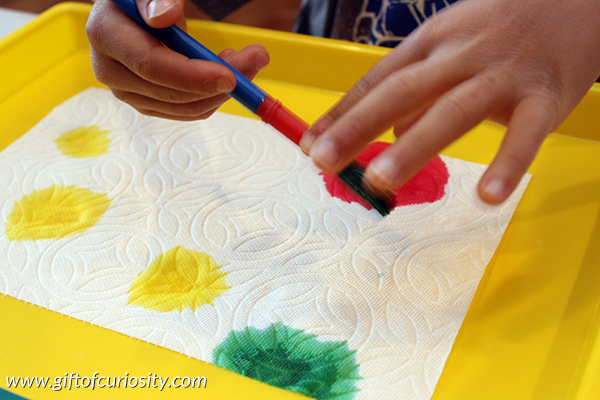 Watercolor painting on paper towels | Use liquid watercolor paints to make beautiful artwork on paper towels | #artsandcrafts #giftofcuriosity || Gift of Curiosity