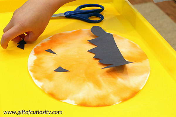 Jack-o-lantern suncatcher craft for Halloween