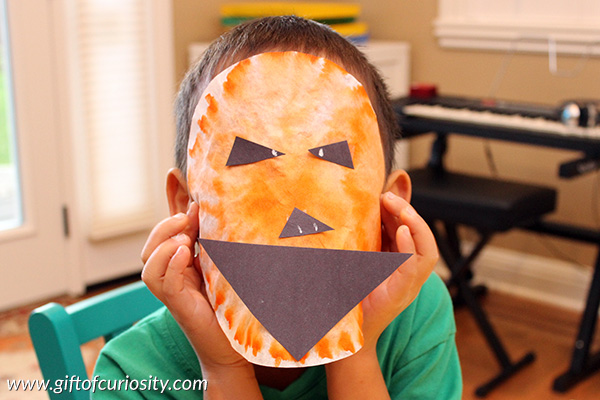Jack-o-lantern suncatcher craft for Halloween