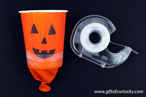 Pumpkin poppers Halloween STEAM activity: This Halloween activity blends art and engineering to create a fun pumpkin popper that "pops" out pom poms! | #STEAM #Halloween #handsonlearning #giftofcuriosity || Gift of Curiosity