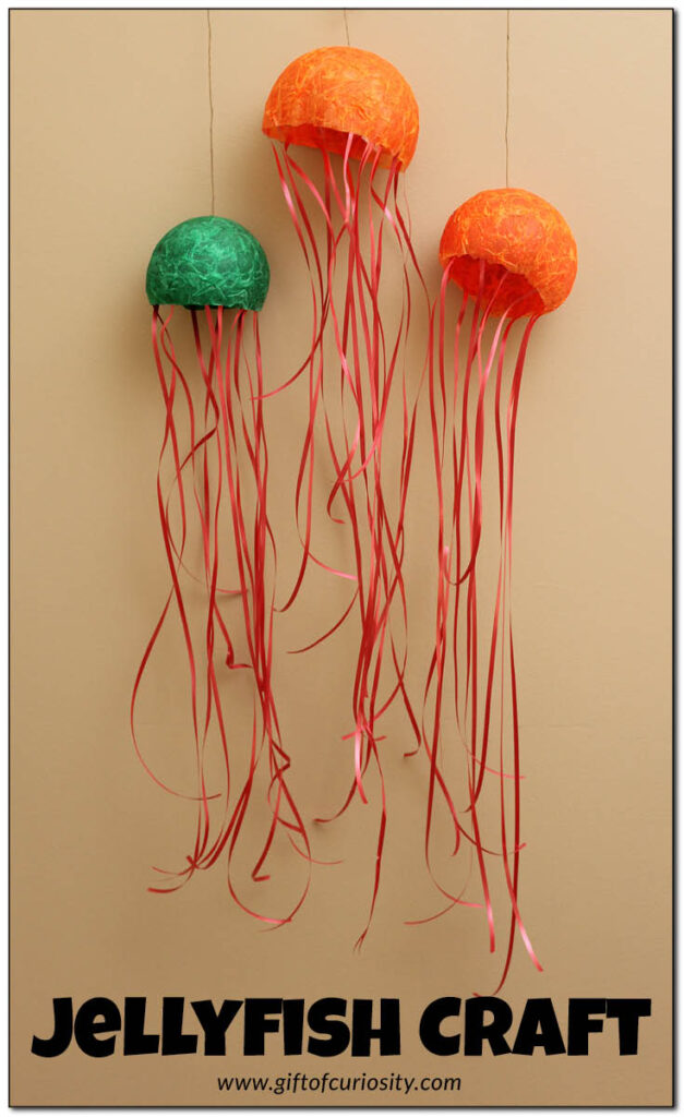 Jellyfish craft kids can make using a balloon, some tissue paper, and curling ribbon. So cute and fun to play with! #oceans #ocean #oceananimals #jellyfish #artsandcrafts #giftofcuriosity || Gift of Curiosity